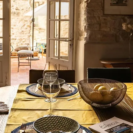 La Fugue -demeure Historique Située Dans Un Château -proche De Uzes Et Nimes * Brignon