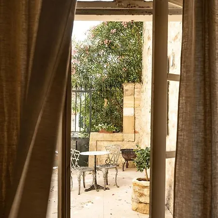 La Fugue -demeure Historique Située Dans Un Château -proche De Uzes Et Nimes *