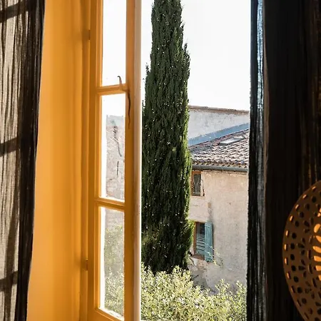 La Fugue -demeure Historique Située Dans Un Château -proche De Uzes Et Nimes Maison d'hôtes *
