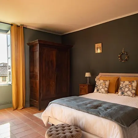 La Fugue -demeure Historique Située Dans Un Château -proche De Uzes Et Nimes Maison d'hôtes *
