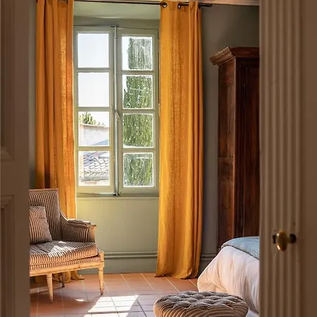 La Fugue -demeure Historique Située Dans Un Château -proche De Uzes Et Nimes *