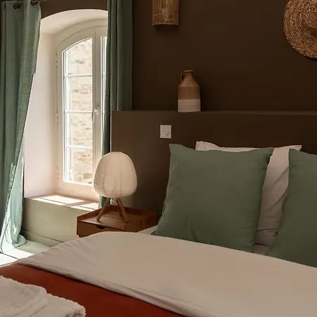 Maison d'hôtes La Fugue -demeure Historique Située Dans Un Château -proche De Uzes Et Nimes *