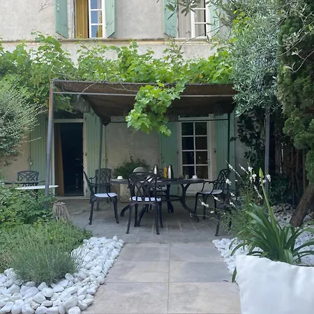 La Fugue -demeure Historique Située Dans Un Château -proche De Uzes Et Nimes Maison d'hôtes *